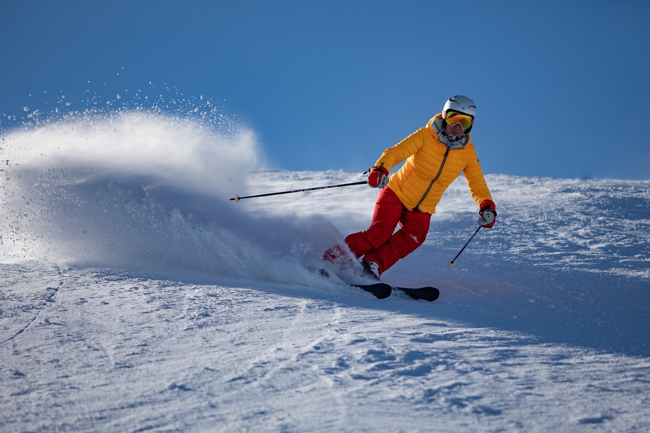 Sprzęt narciarski w sezonie 2021 – co jest modne i skąd wziąć na niego środki?