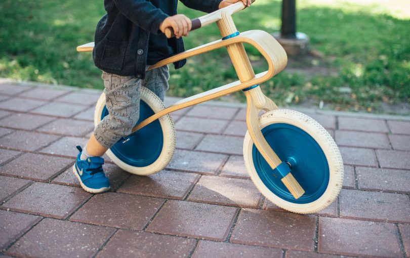 Czym jest rowerek biegowy trójkołowy dla dziecka?