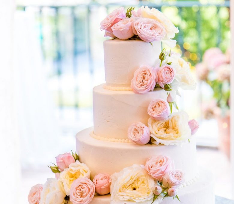 Na udanym weselu nie obejdzie się bez słodkiej tradycji – czyli przepis na tort idealny