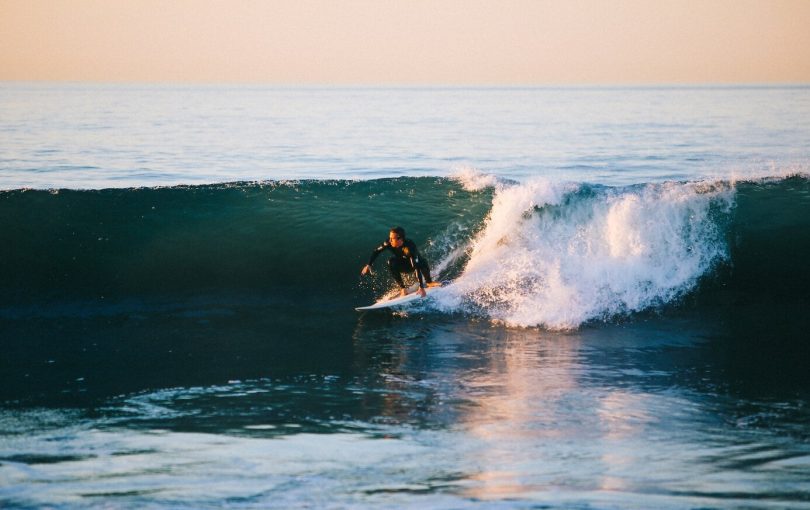 Jak Wybrać Piankę do Surfingu: Praktyczny Poradnik Wyboru