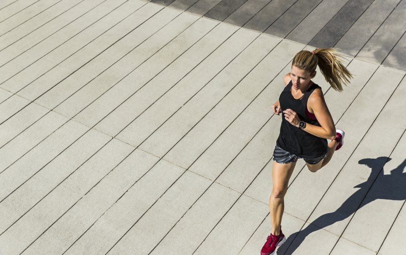Wyposażenie sportowe dla biegaczek: Co warto mieć przy sobie?