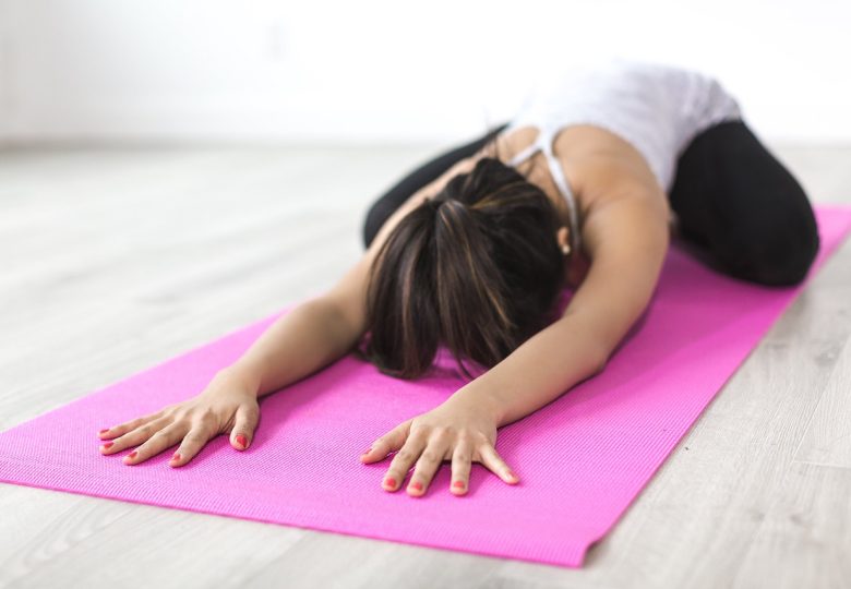 Jak wybrać odpowiednią matę do jogi?