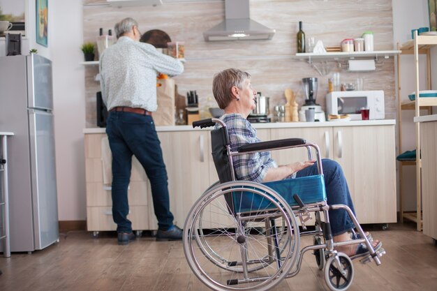 Podnośniki wannowe – bezpieczne i komfortowe rozwiązanie dla osób starszych i niepełnosprawnych
